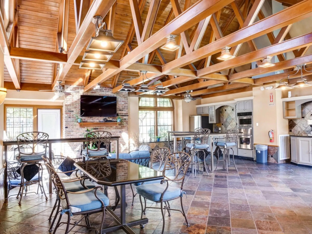 Lovely 2 BR, 1 ba condo near Medcenter