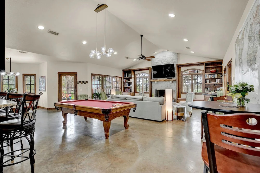 New Hill Country Dream House With Pool Table and Firepit and Gameshed