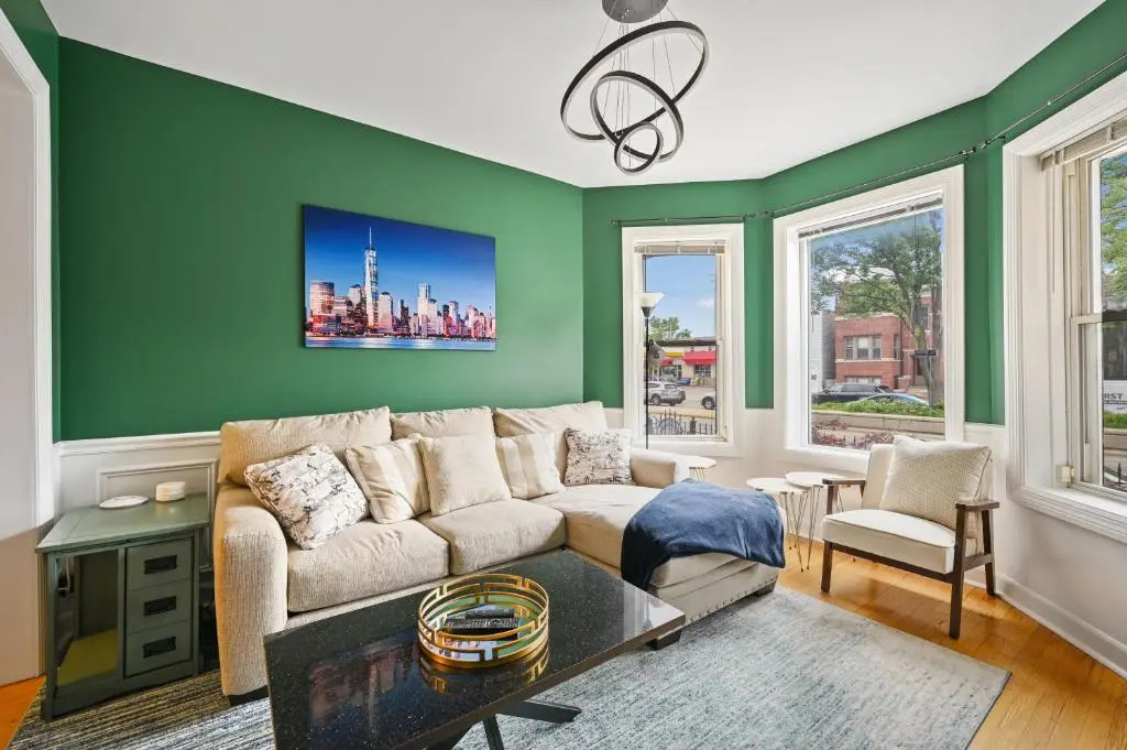 2 Bed Apt w/ Office, Free Parking, Near Wrigley