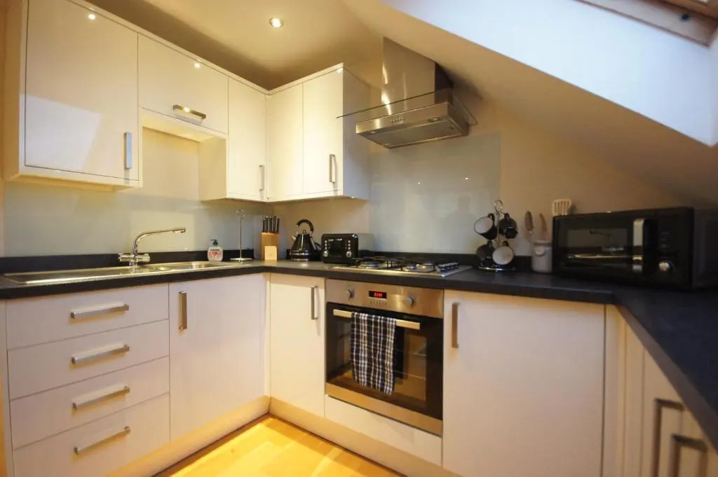 Modern, Cosy Apartment In Bearsden with Private Parking