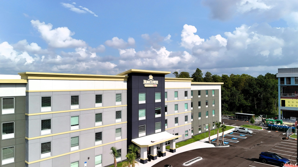 HomeTowne Studios by Red Roof Tampa - Airport