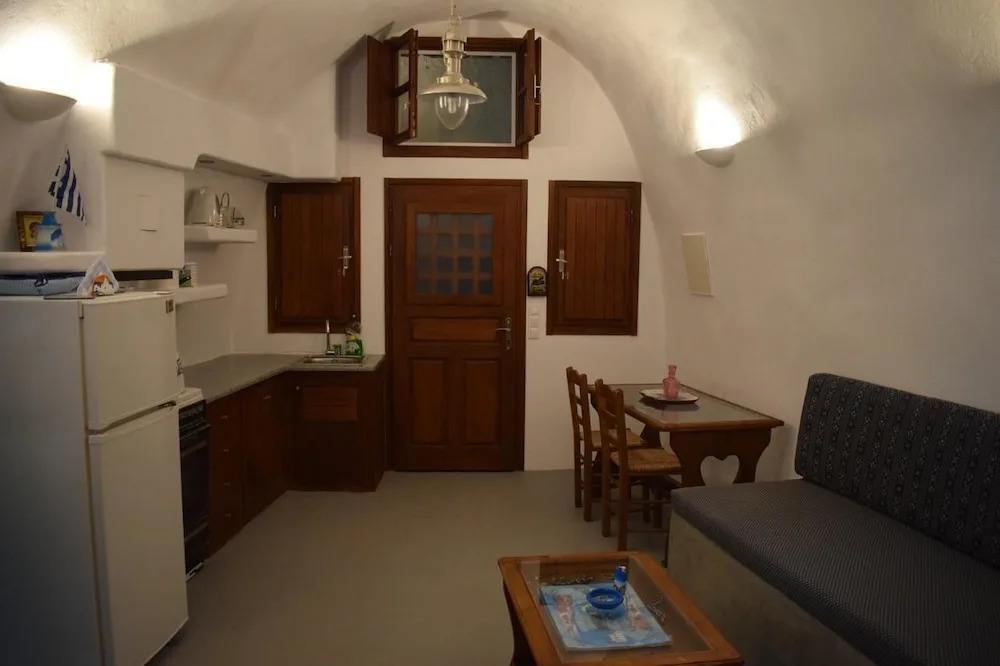 Tzannis Cave House