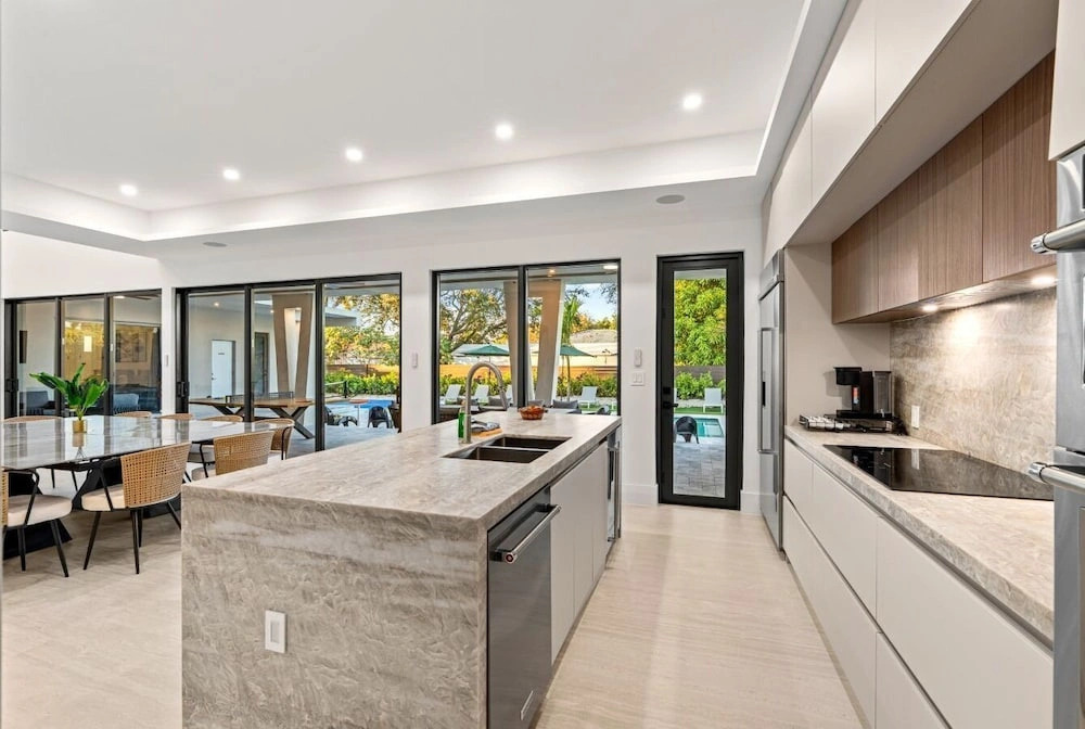 Miami Ultra Villa w Pool by Glam Homes