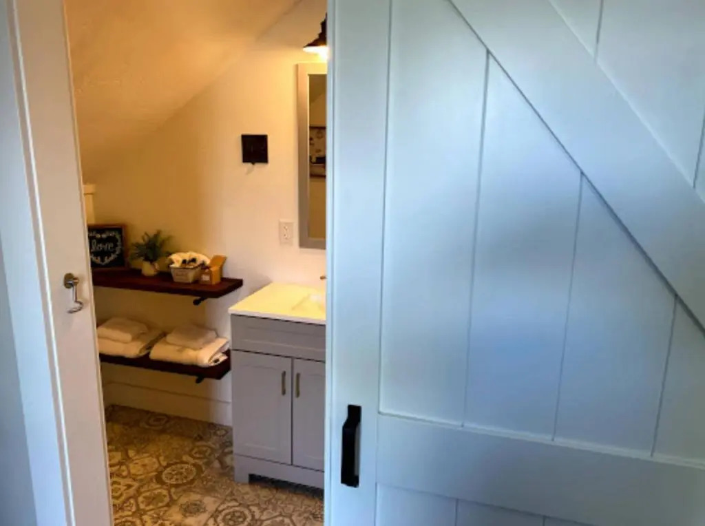 The Farmhouse Inn & Kitchen, 2 blocks from Downtown Whitefish, Montana