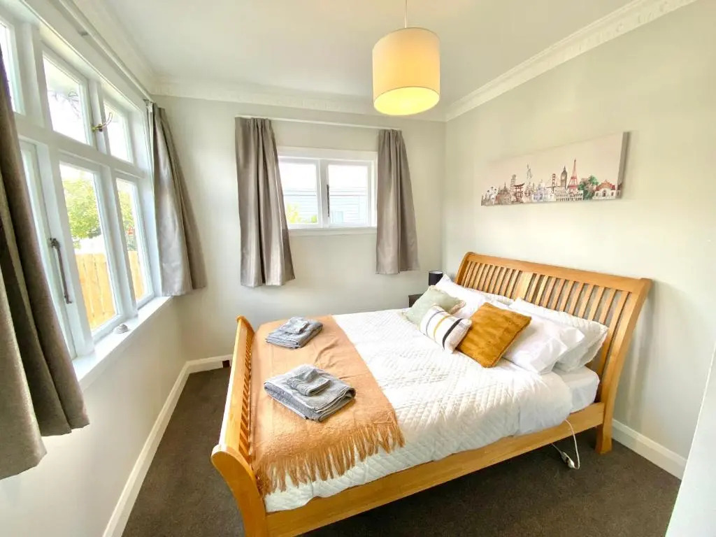 Ivy Cottage - Stylish, Spacious & Near Amenities