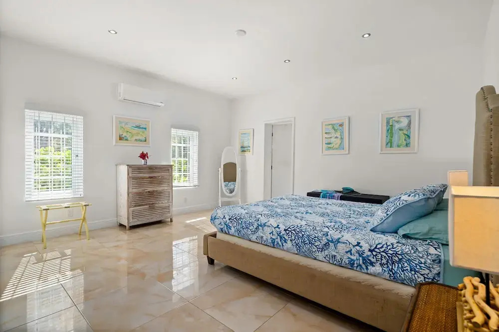 Modern, Stunning & Bright Central Beach Villa