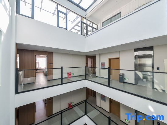 Yuehui Smart Hotel (Dali High-Speed Railway Station Erhai Park)