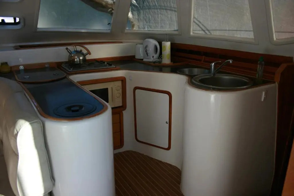 On Y Va , Delightful 3 bedroom catarmaran, with skipper