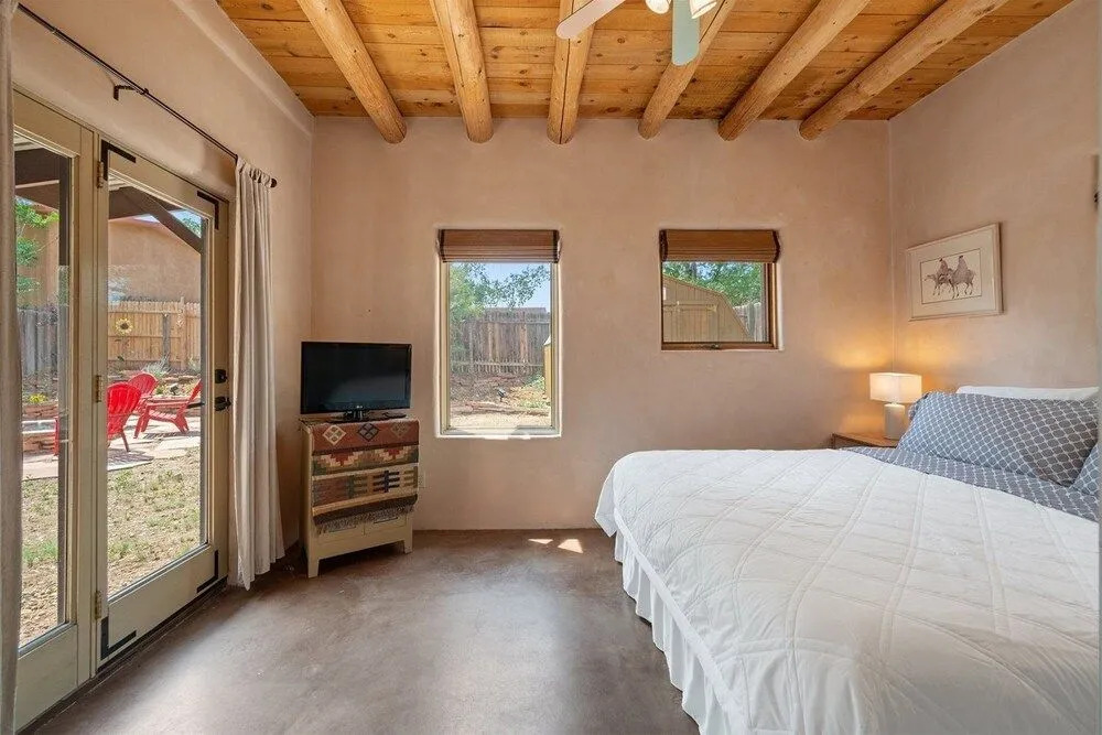 Casa de Lorenzo - Spacious Yard With Hot Tub and Fire Pit