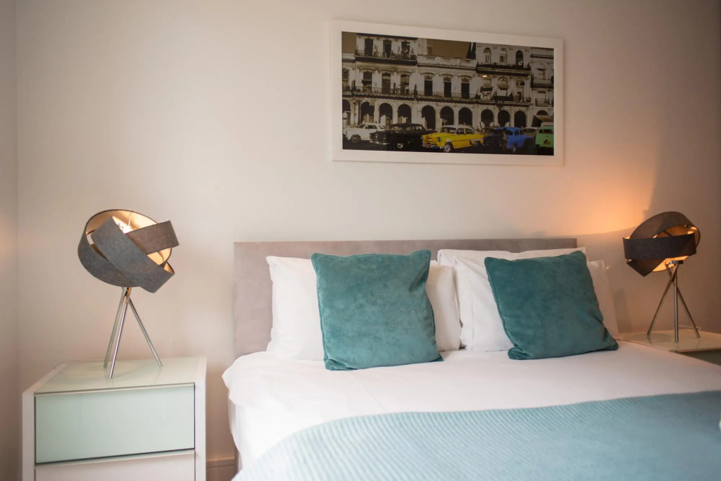 One Bed Apt in Lincoln Plaza, Canary Wharf