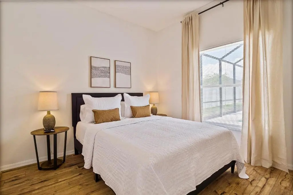 WHISPERING PALM Newly renovated cozy fenced in pool home - sleeps 8