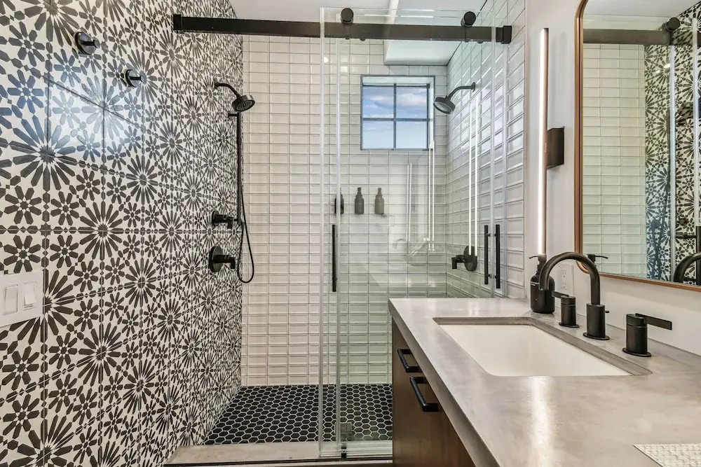 NEW The Strata Barn - Luxury Hyde Park Townhome