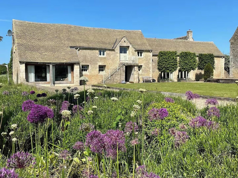 Stunning 6 Bedroom Riverside Barn Cotswold Mill