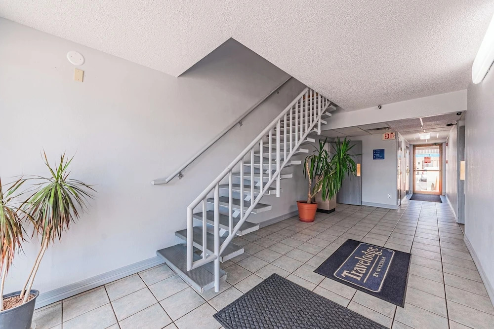 Airport Value Inn and Suites