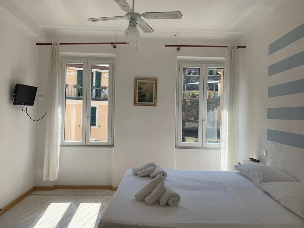 The Vernazza Main Plaza - Rooms & Suites