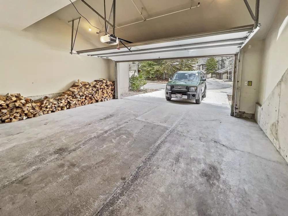 1791 Lakeside Getaway At Deer Valley! Outdoor Heated Pool & Hot Tubs! 2 Bedroom Condo by RedAwning