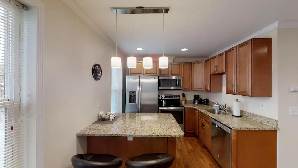 King Street 1 bedroom suite walk to Historic Downtown apts