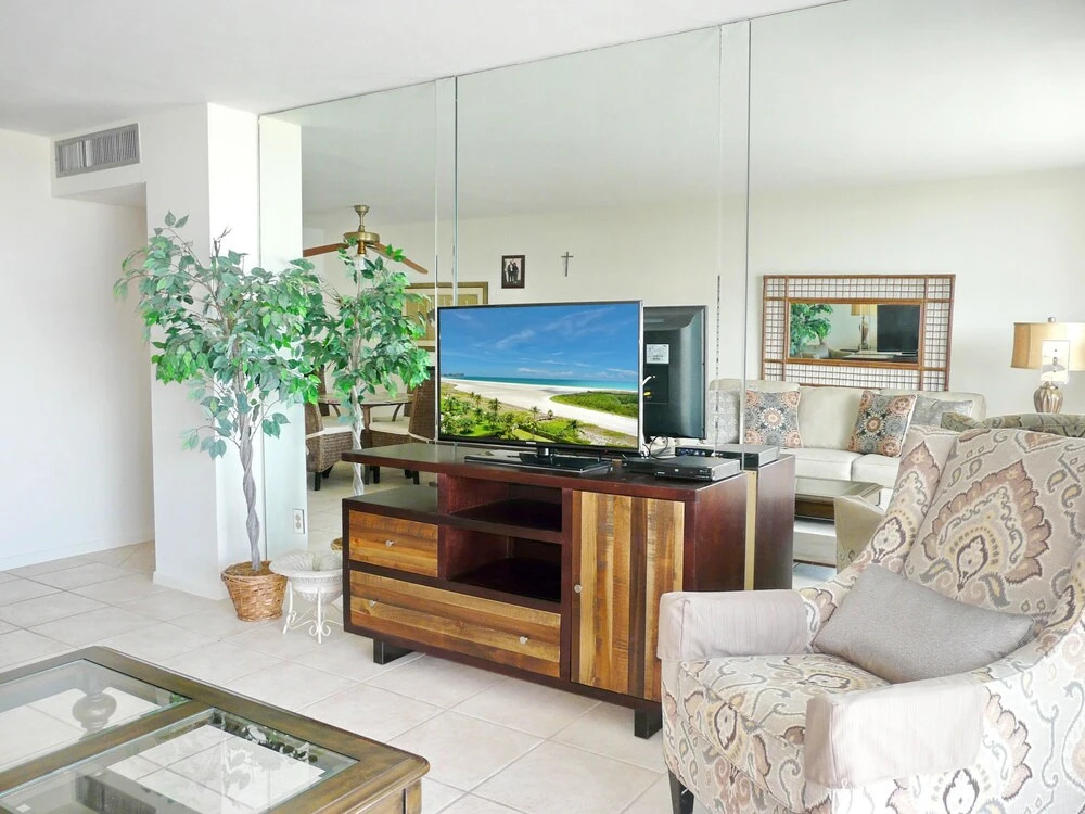 Sun-bright Beachfront Condo With Pool/tennis Courts