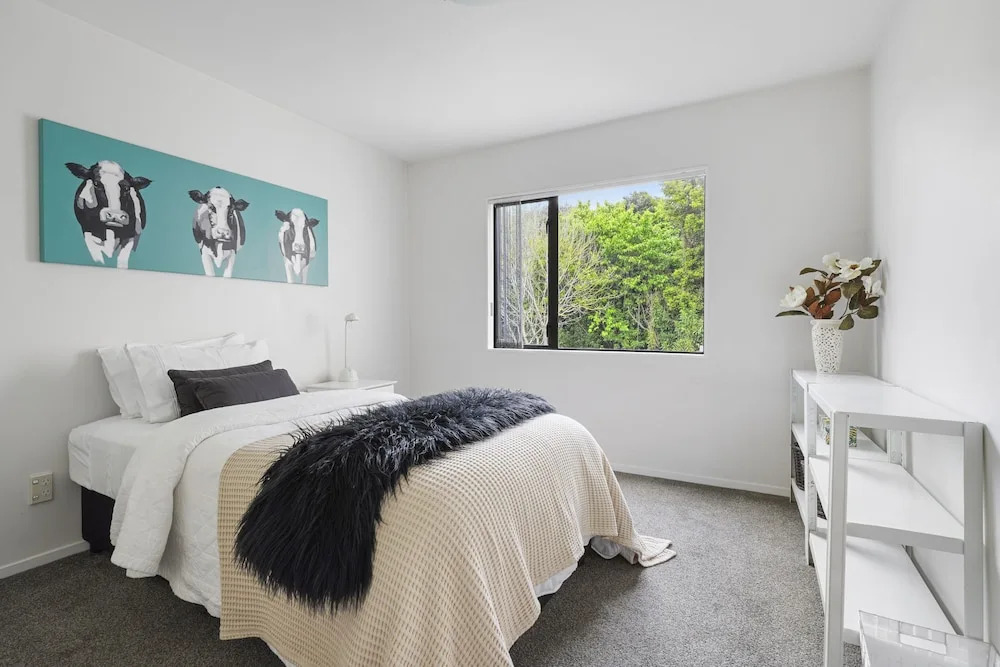 Stylish Central 2BR Apt nr Hospital