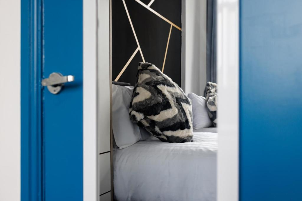 City Centre Studio 6 with Kitchenette, Free Wifi and Smart TV by Yoko Property