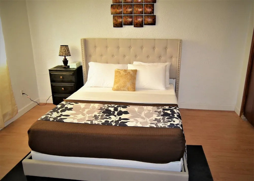 Urbana the Charming Well-lit two Bedrooms Apartment
