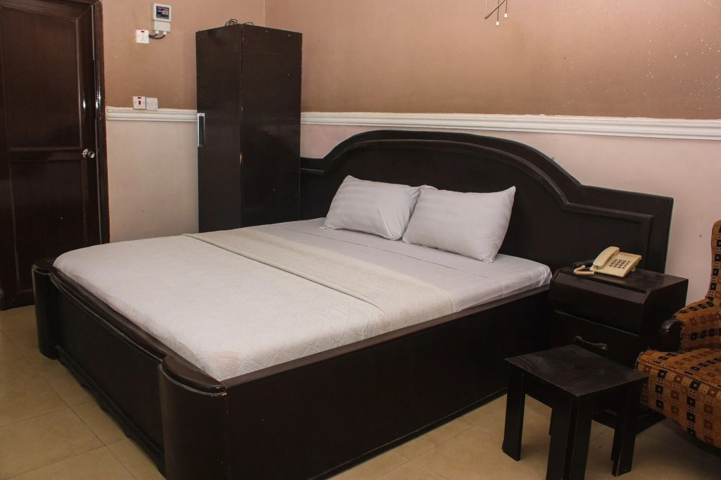 Oakland Suites