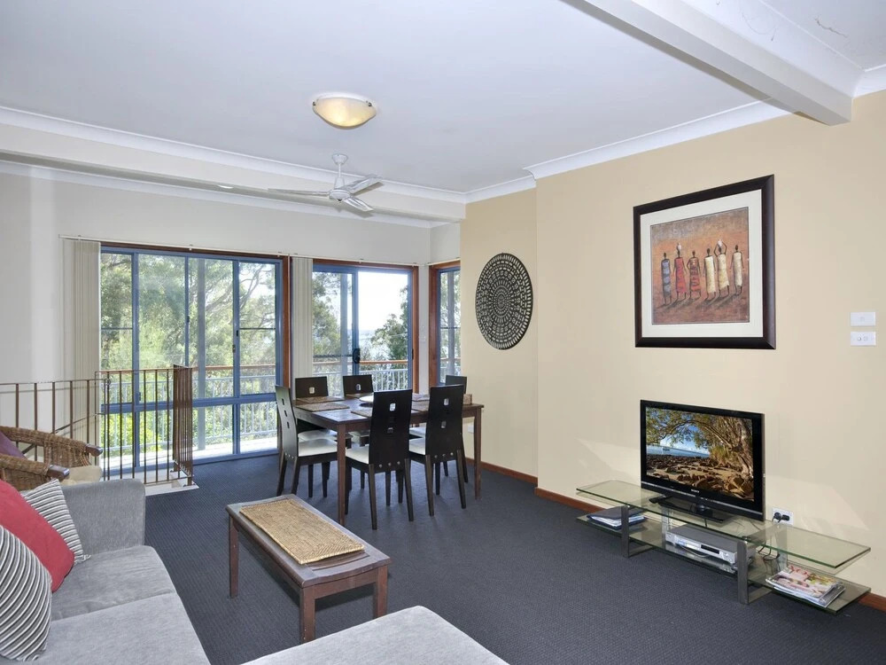 Baggies On Dutchies, 9 Burbong Street - Large pet friendly house with spectacular waterviews, Wi-Fi and air con