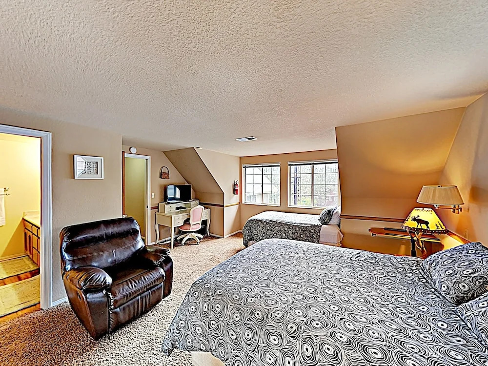 Eagles Nest: Large House Near Lake & Ski Resorts 3 Bedroom Home