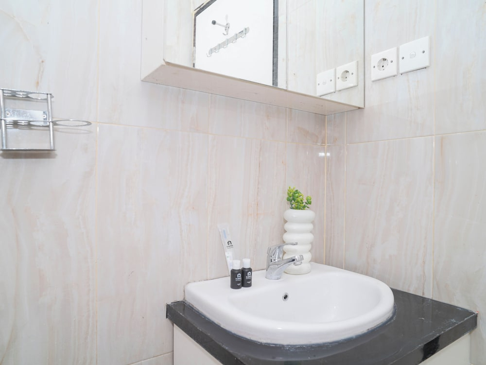Serene Red Vibe 2Br At Apartment Nifarro Park