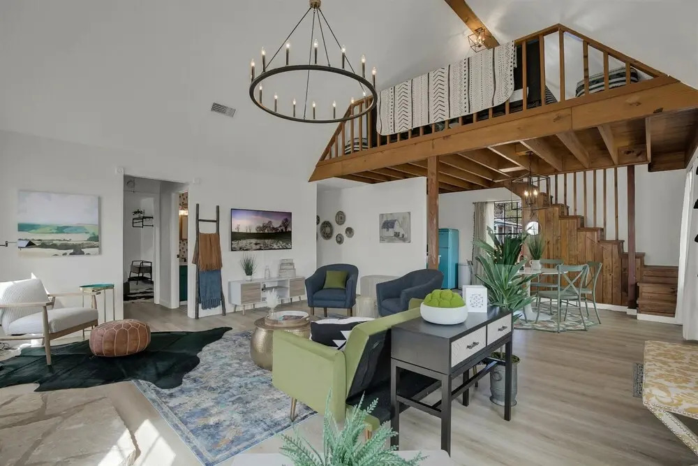 Stunning Home on Wine Trail W/hot-tub!