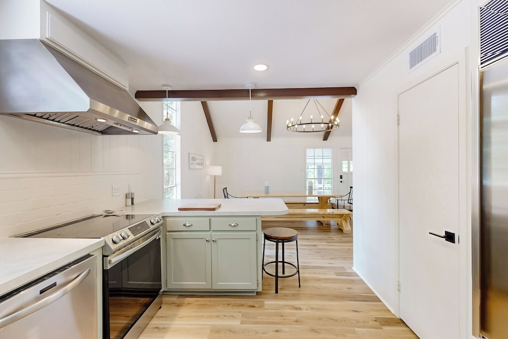 6 Mi to Lake: Brookeland Home w/ Treehouse Vibes