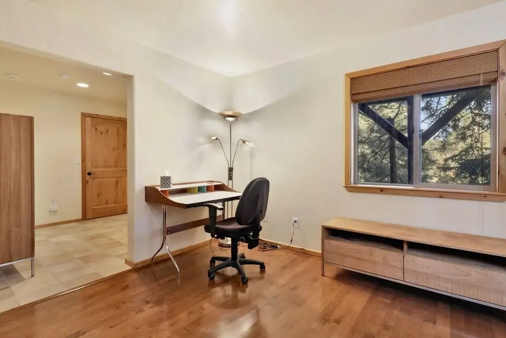 2079-moonridge Manor 3 Bedroom Home by Redawning