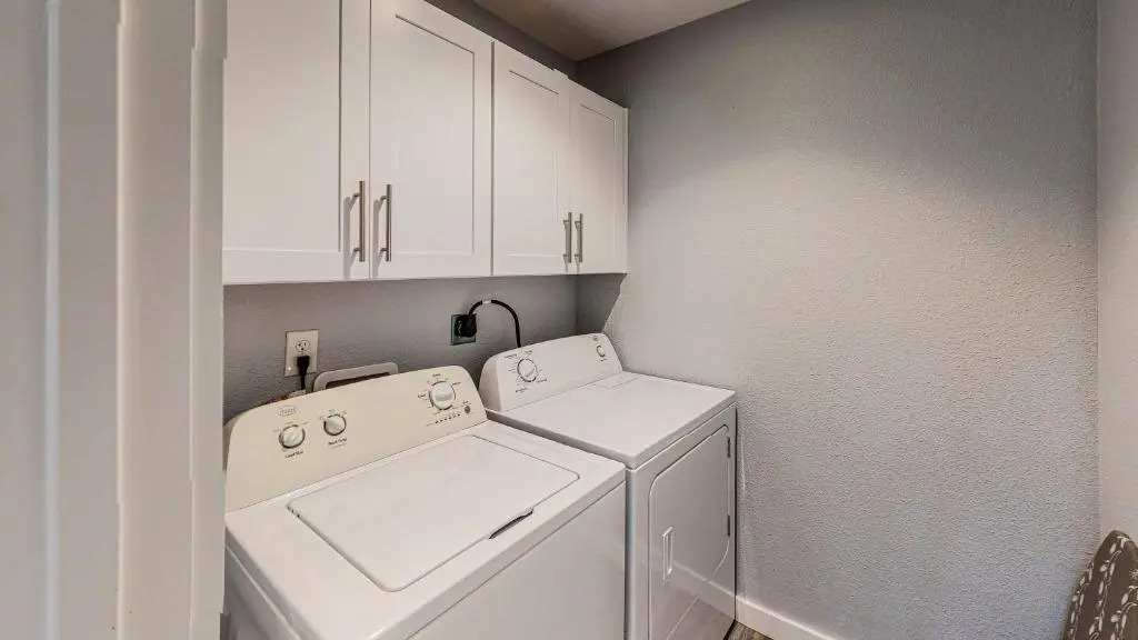 AH-H230 Newly Remodeled Second Floor Condo, Overlooking PoolHot Tub