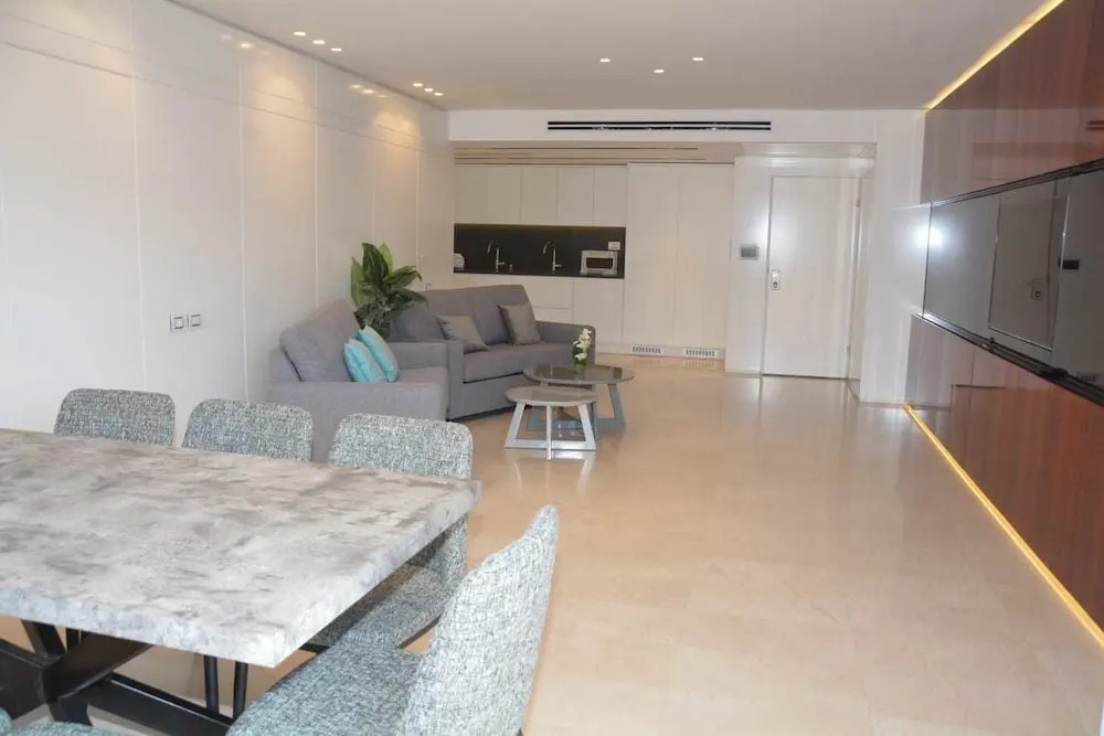 Renovated White 3BD next to Beach - Pool