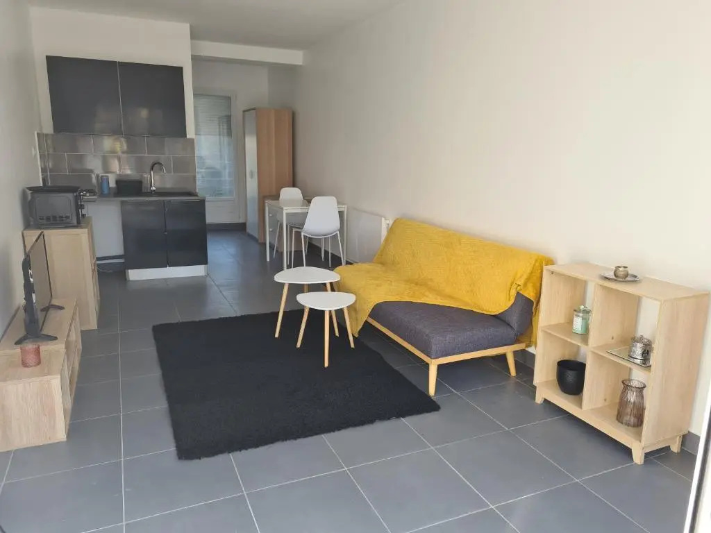 Jolie studio au calme avec jardin privatif.