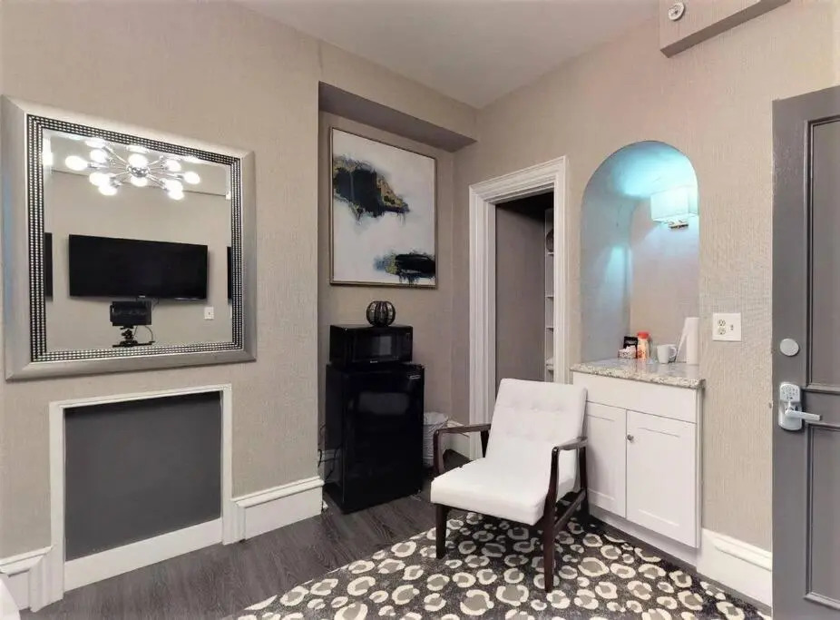 L 3-33 Stylish Private Studio in Boston!