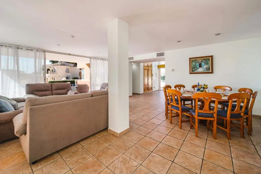3381 Villa Angela Flores