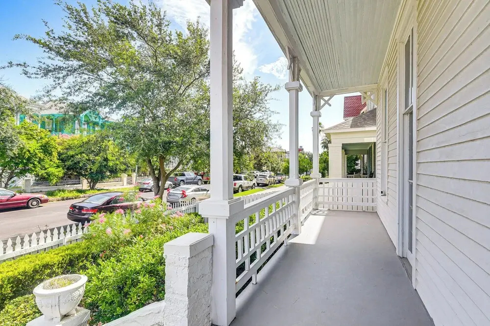 < 1/2 Mi to The Strand: Historic Galveston Apt!