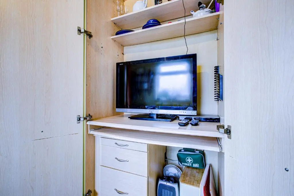 Entire 1bed Studio With Ensuite, Balcony & Parking