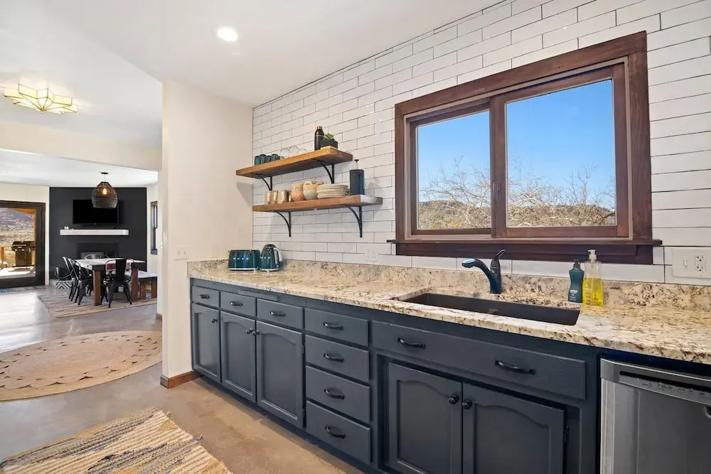 Dreamspace - Hot Tub, Fire Pit, 5 Min. To Park 2 Bedroom Home by RedAwning