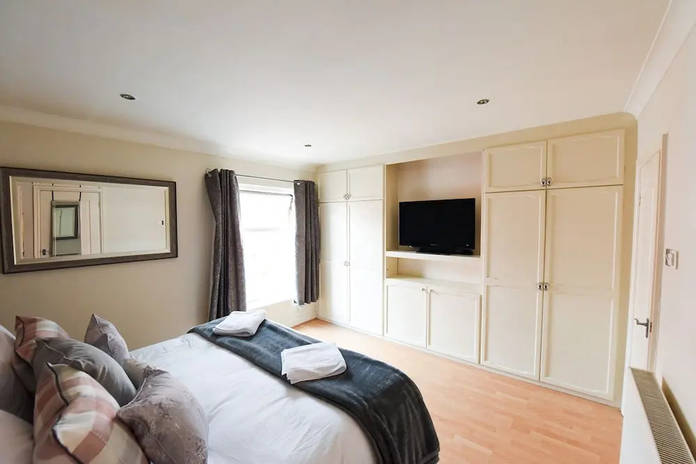"Honeysuckle House Chester" by Greenstay Serviced Accommodation - Large 3 Bed House, Sleeps 6, Perfect For Contractors, Business Travellers, Families & Groups