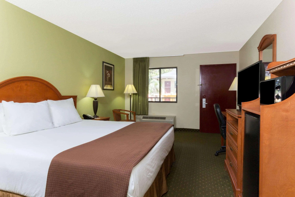 Howard Johnson Express Inn - Tallahassee