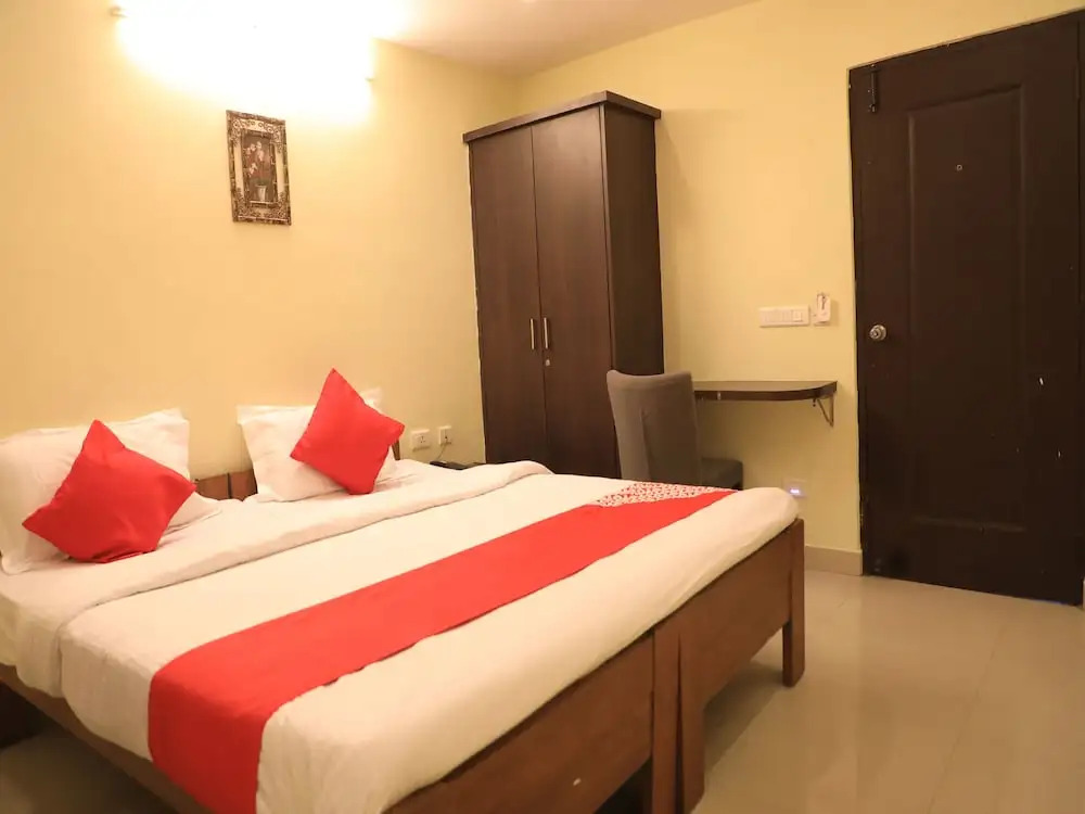OYO 15729 Royal Stay