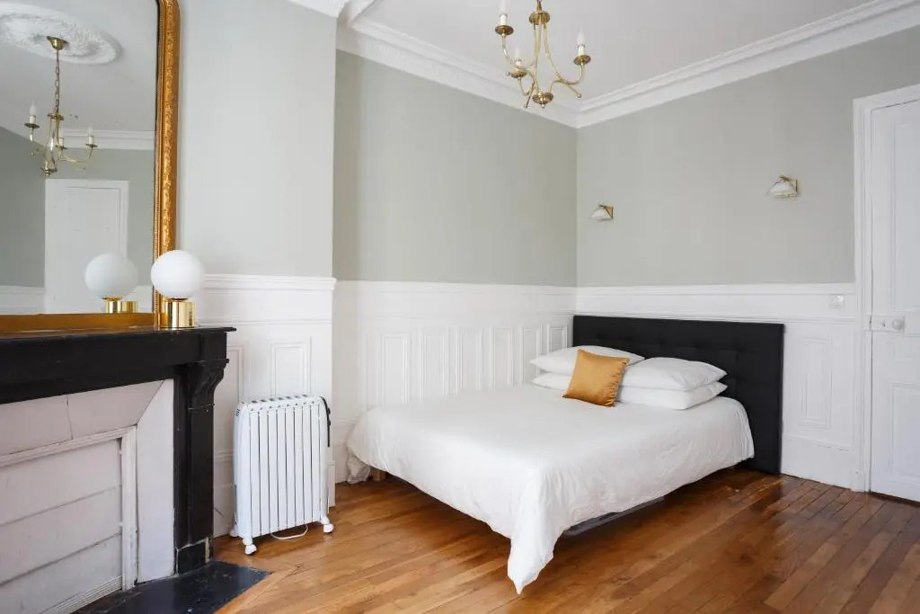 Bright and Newly Renovated 2 Bedroom Apartment, Hip & Central Paris, Montmartre-Opera