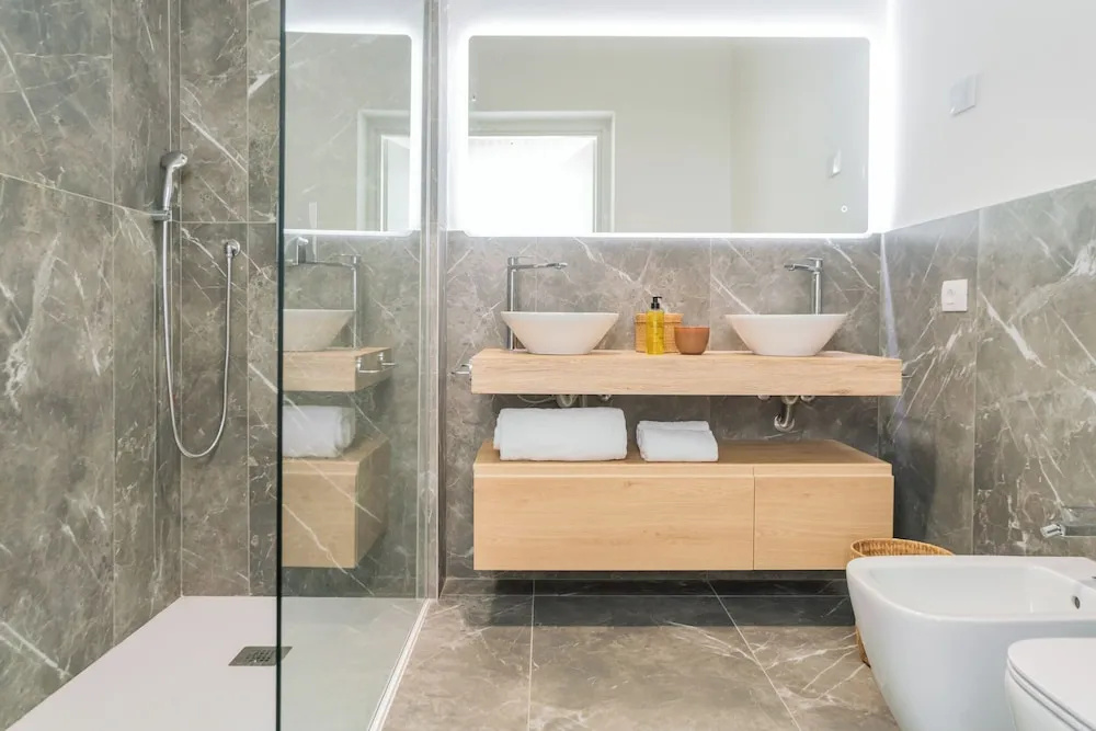 Panoramic Lake Suites