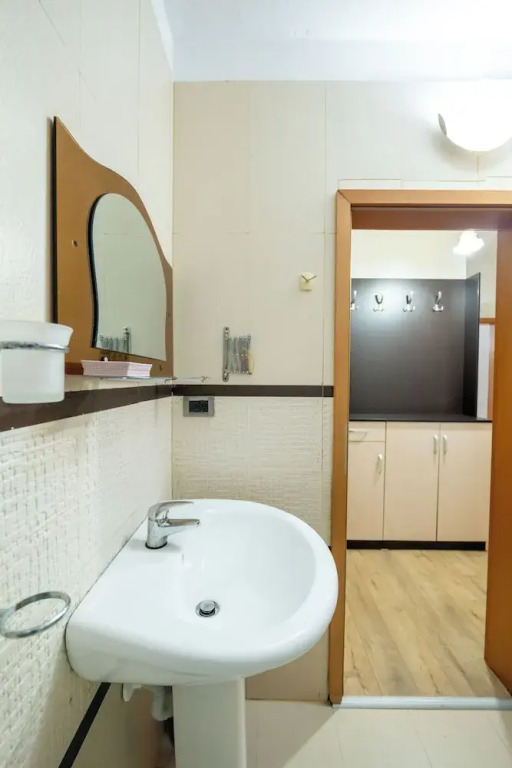 Tirent Apartment - Spacious 2-Bedroom Stay Near Liqeni i Thatë