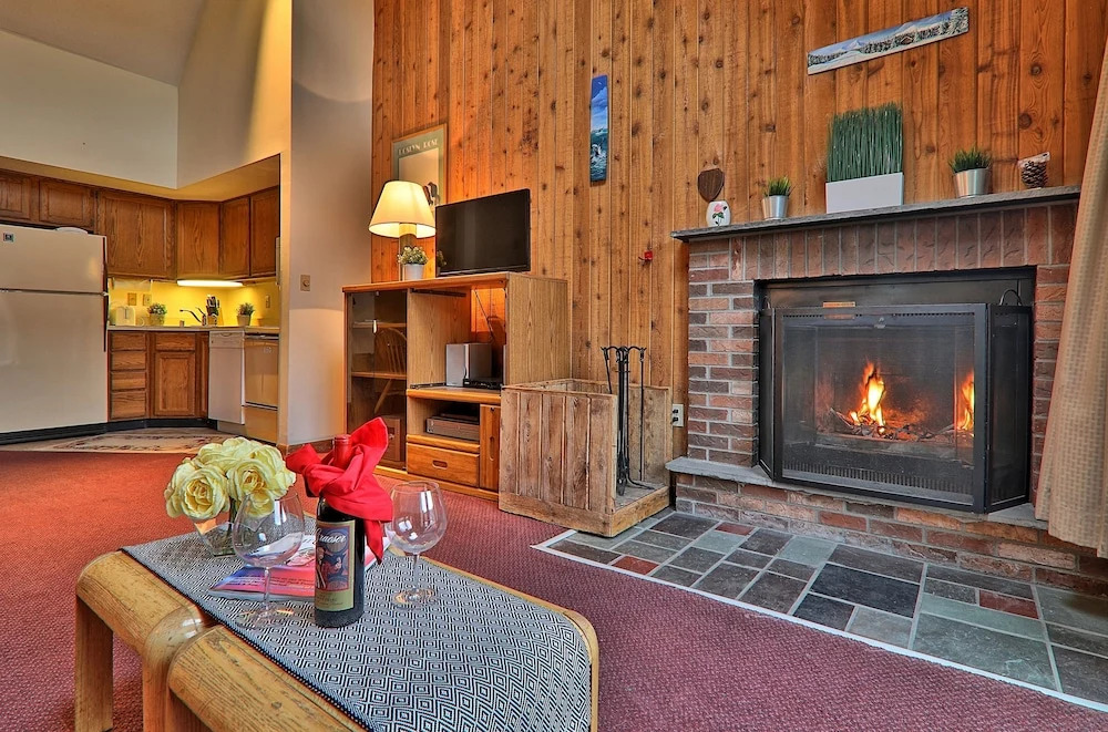 MG 3G02 - Views! Loft Condo Steps to Killington Resort. Hot Tub!