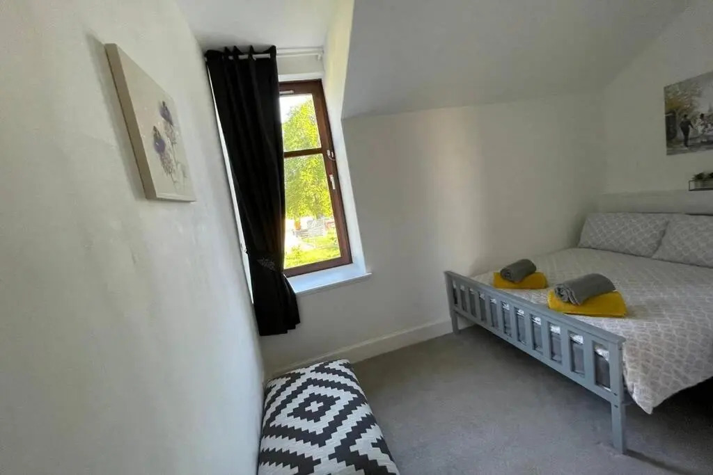 No 10 Immaculate City Centre, Top Floor 2 Bed Flat with Free Parking