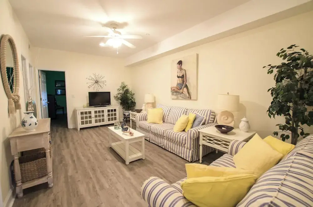 Coconut Grove - 403