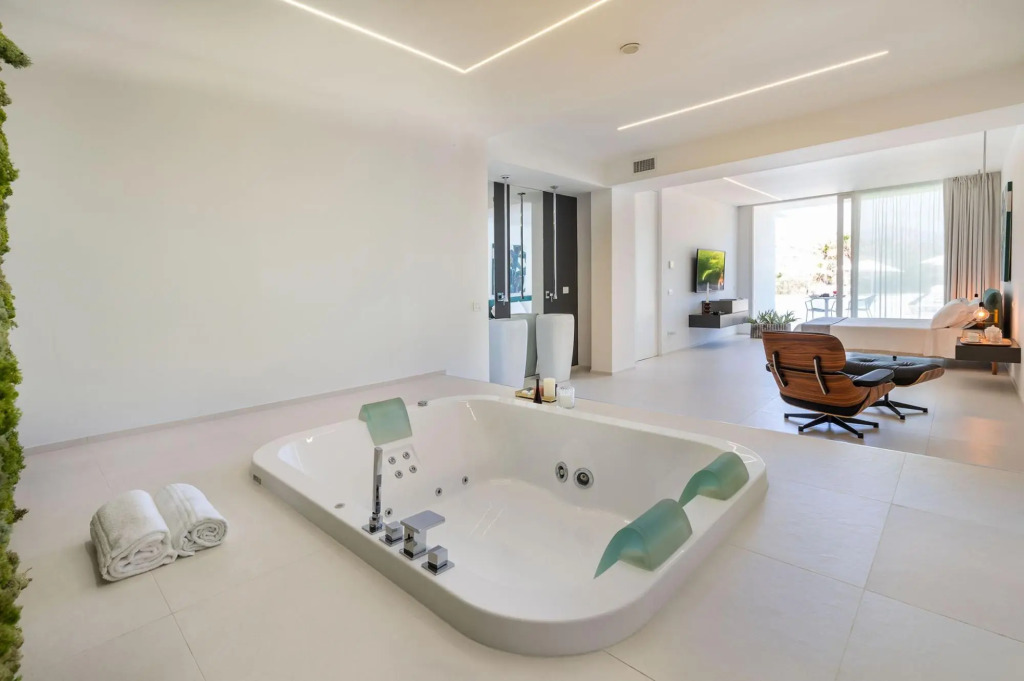 Luxury Villa near Taormina. Pool, gym and welness area.-VILLA CONTEMPORANEA